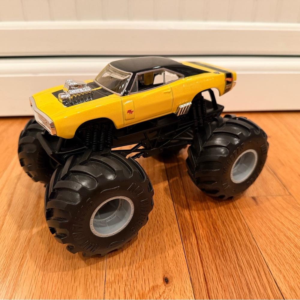 Hot wheels 1:24 Scale Monster Truck Toy